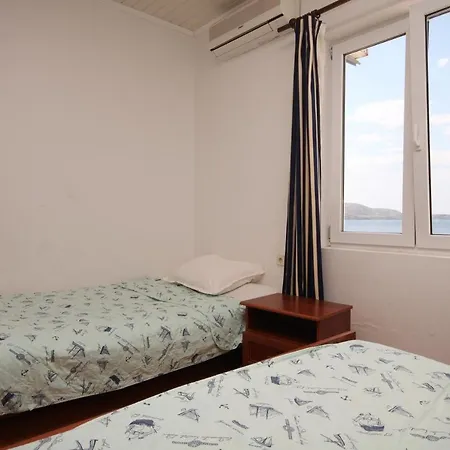 Guest house Triple Metajna 3306c Pag Town